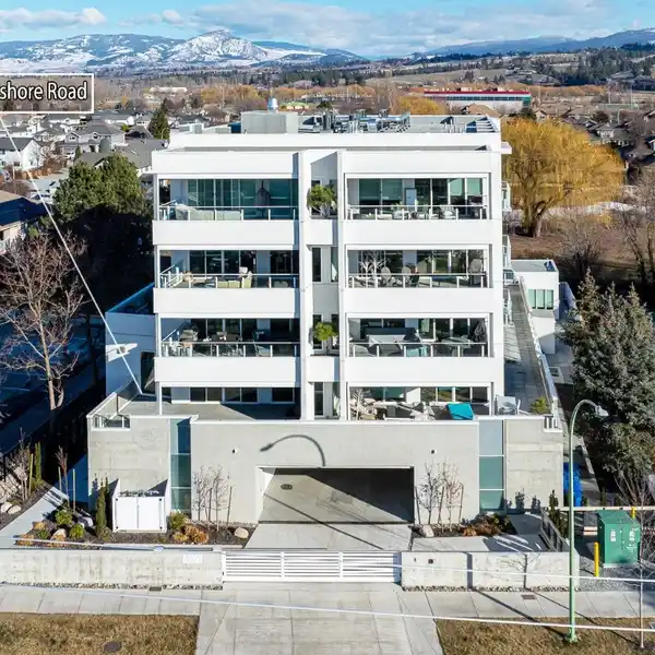 LUXURY LAKEVIEW LIVING
