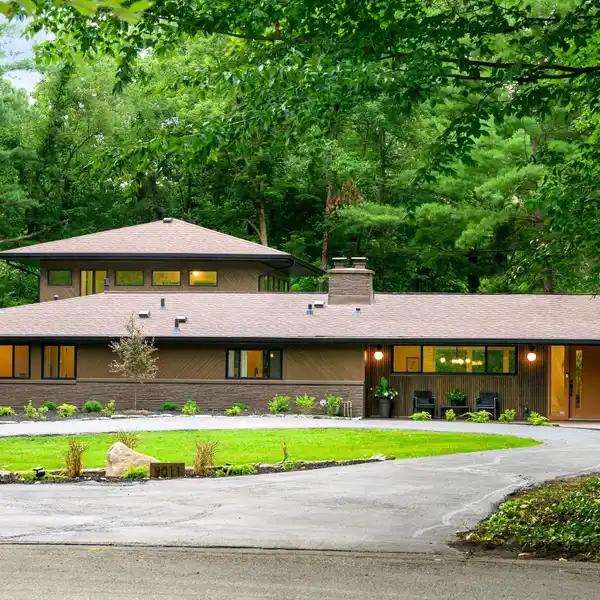 LONG & LOW CONTEMPORARY RANCH