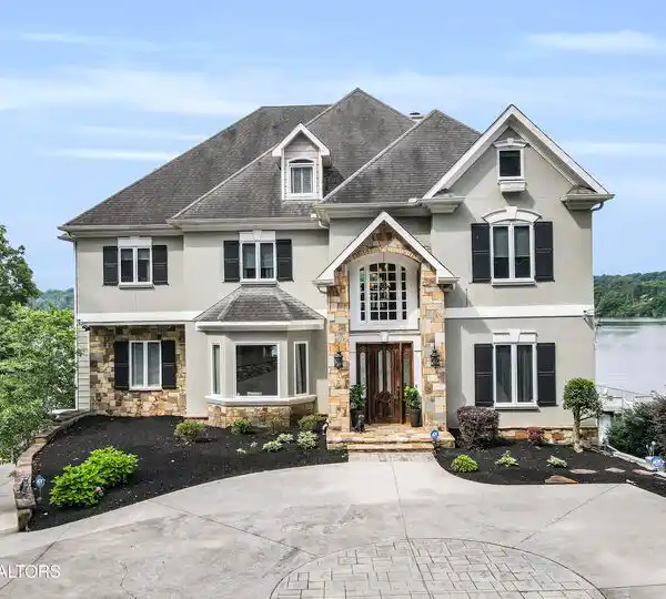 EXPANSIVE LUXURY MEETS ICONIC LAKEFRONT LIFESTYLE