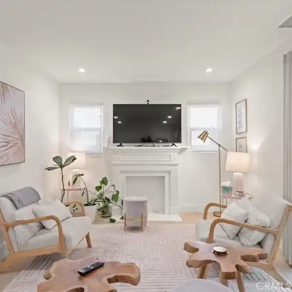 REMODELED MID-WILSHIRE HOME WITH PRIVATE UPSTAIRS UNIT