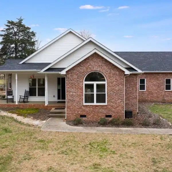 STUNNING PROPERTY ON 5.83 ACRES