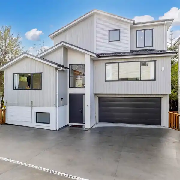 NEARLY NEW LUXURY RESIDENCE IN AN ESTEEMED ENCLAVE