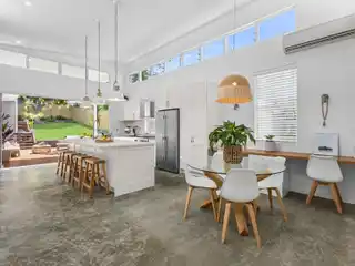 Coastal Beauty Delivers Flawless Expression of Modern Family Living