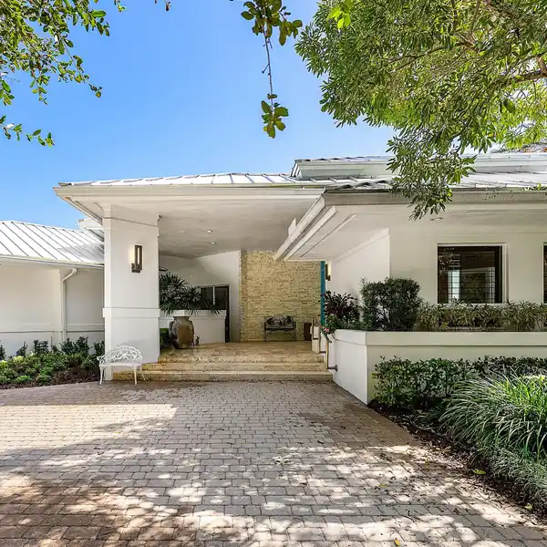 CUSTOM-BUILT ESTATE IN SEAGATE COUNTRY CLUB