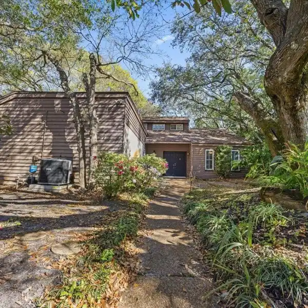 INCREDIBLE CORNER LOT HOME IN IDEAL ATLANTIC BEACH LOCATION