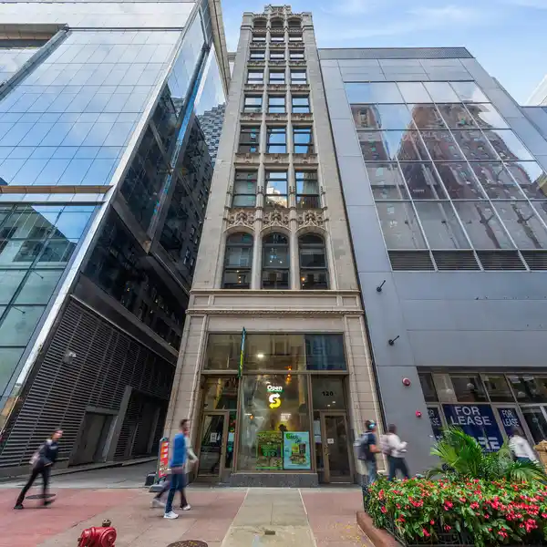 PRIVATE LOOP LOFT WITH ELEVATOR AND ICONIC VIEWS