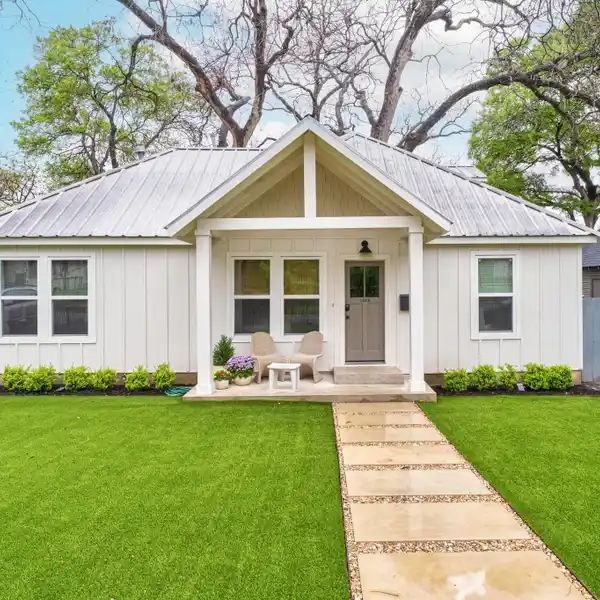 CHARMING BOULDIN CREEK BUNGALOW