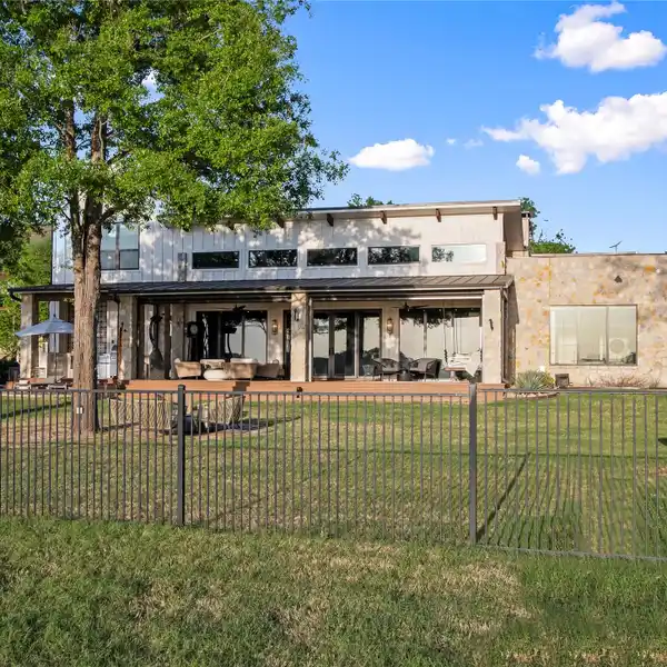 DREAM LAKEFRONT ESCAPE IN THE BLUFFS