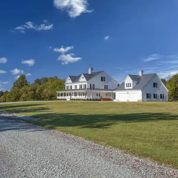 EQUESTRIAN LUXURY MEETS LAKESIDE TRANQUILITY