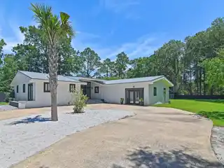 Exceptional Canal-front Retreat