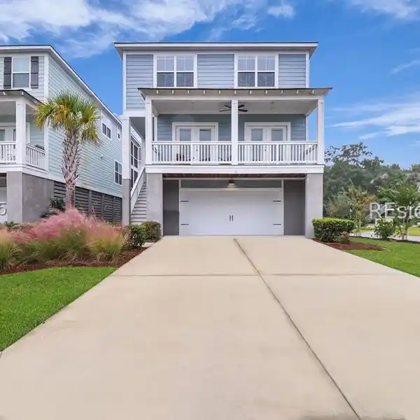 BEAUTIFULLY DESIGNED COASTAL RETREAT