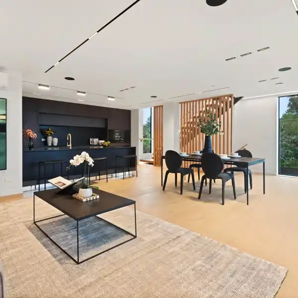 LUXURY BEACHSIDE HOMES WITH STUNNING VIEWS