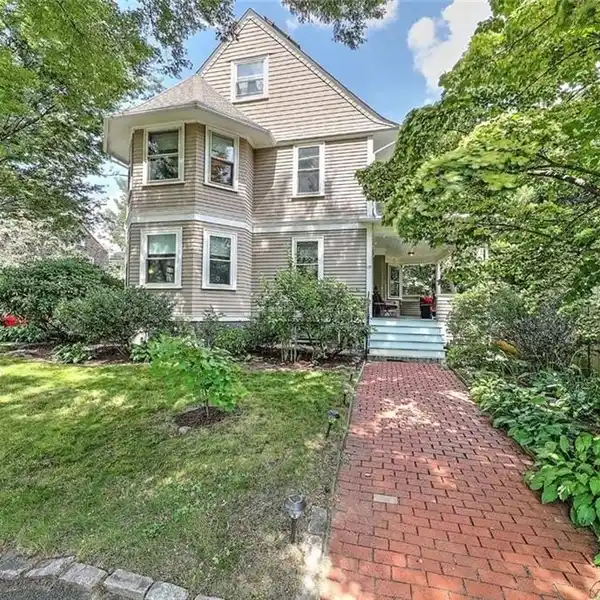 CENTRAL EAST SIDE BEAUTY EXUDING CHARM