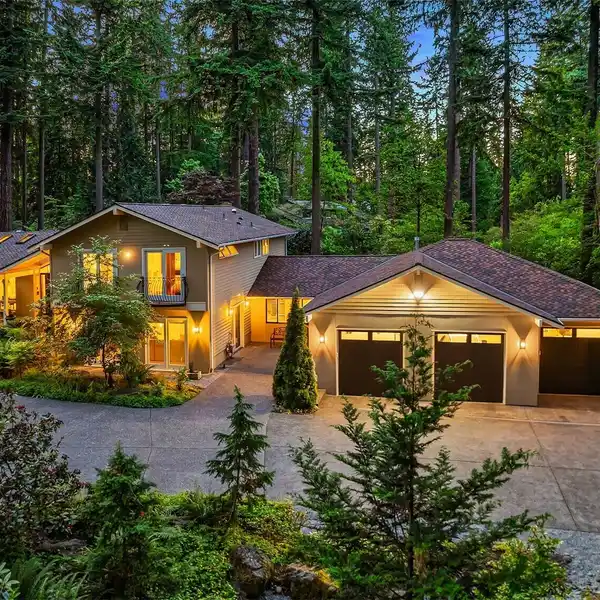 URBAN OASIS IN BRIDLE TRAILS