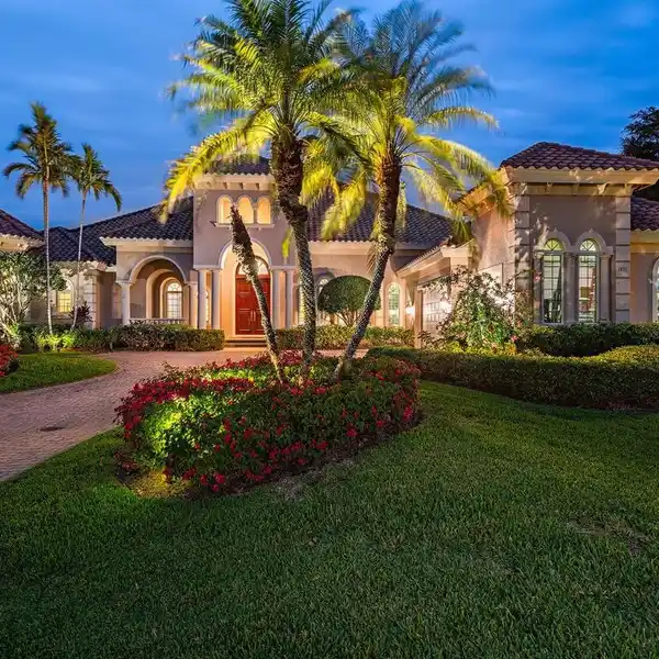 LUXURIOUS ESTATE HOME IN GREY OAKS