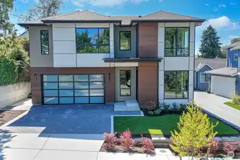 Luxury Living with Rooftop Lake Washington Views