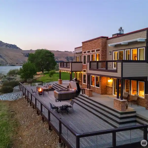 LOW-BANK WATERFRONT HOME OVERLOOKING THE COLUMBIA RIVER