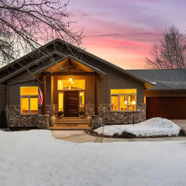 WARM AND INVITING HOME WITH AMAZING VIEWS