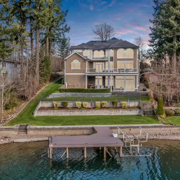 LAKE TAPPS LUXURY WATERFRONT RETREAT