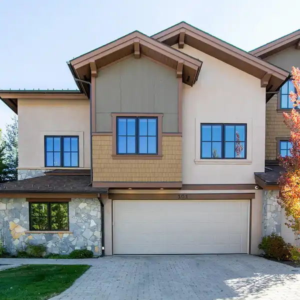 LUXURY TOWNHOME OFFERING AN EXTRAORDINARY LIFESTYLE