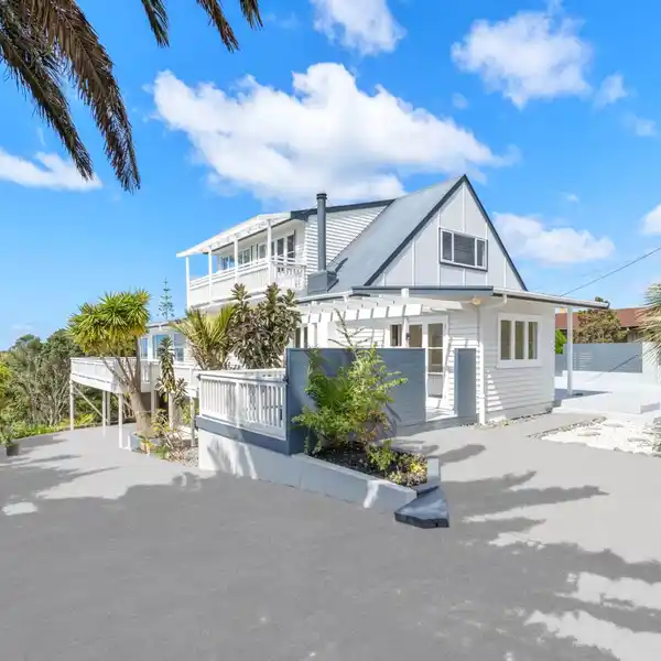 EXPANSIVE FAMILY LIVING WITH SEA VIEWS