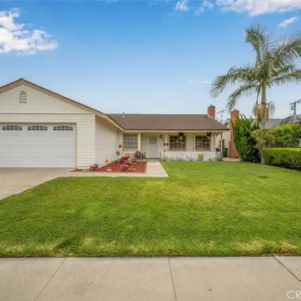 CHARMING HOME IN SOUGHT-AFTER SUNKIST PLAZA