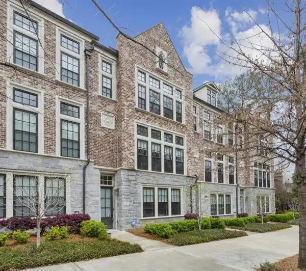 METICULOUSLY DESIGNED TOWNHOME