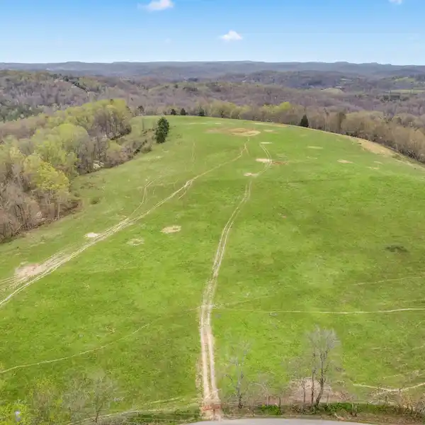 SCENIC PROPERTY IN COMMANDING POSITION