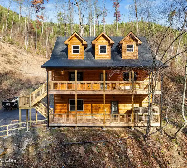 CHARMING CABIN IN CHALET VILLAGE