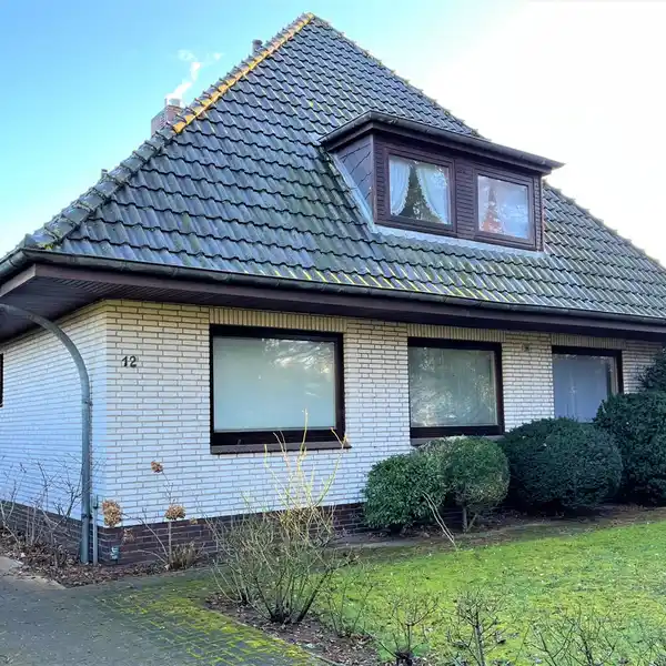 HIPPED-ROOF VILLA IN A SOUGHT-AFTER RESIDENTIAL AREA