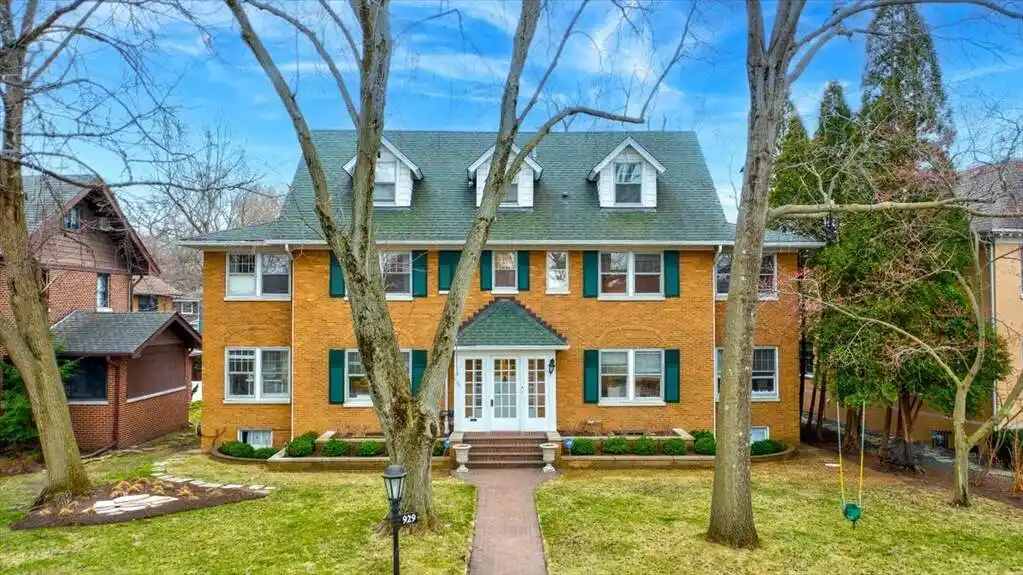 Quintessential Classic All-brick Beauty