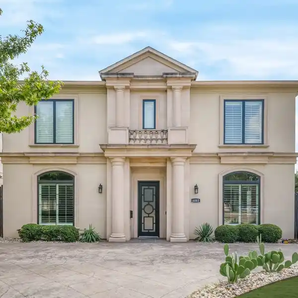 GRAND YET WELCOMING HOME