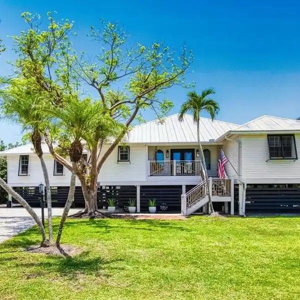 BEAUTIFULLY MAINTAINED ISLAND HOME