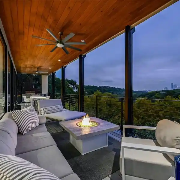 MODERN ELEGANCE WITH CITY VIEWS