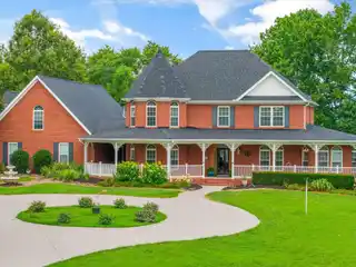 Timeless Farmhouse-Style Retreat
