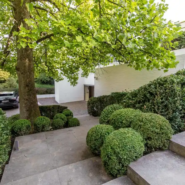 EXCEPTIONAL ZEN-STYLE CONTEMPORARY