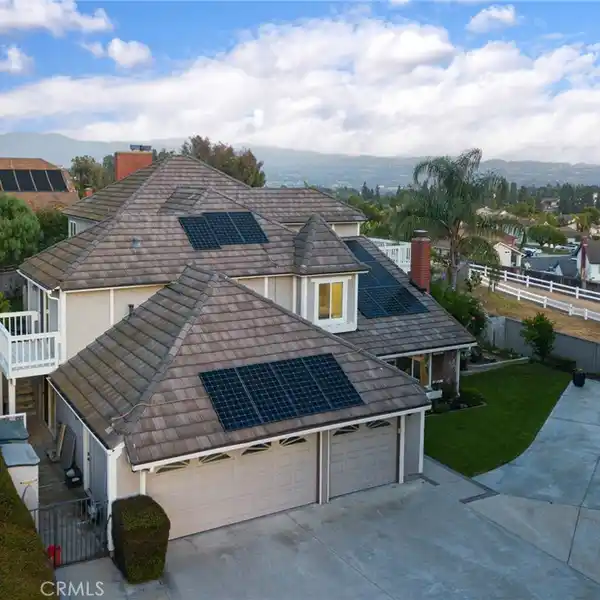 BRIGHT AND BEAUTIFUL POOL ESTATE
