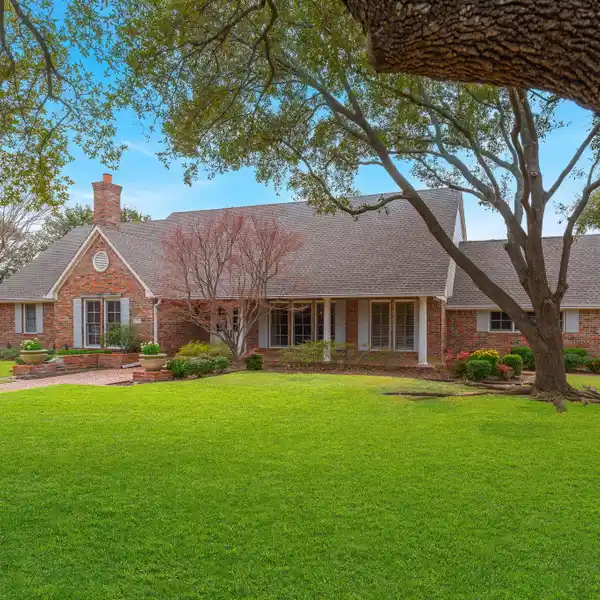 CLASSIC HOME OFFERING ELEGANCE AND CONVENIENCE