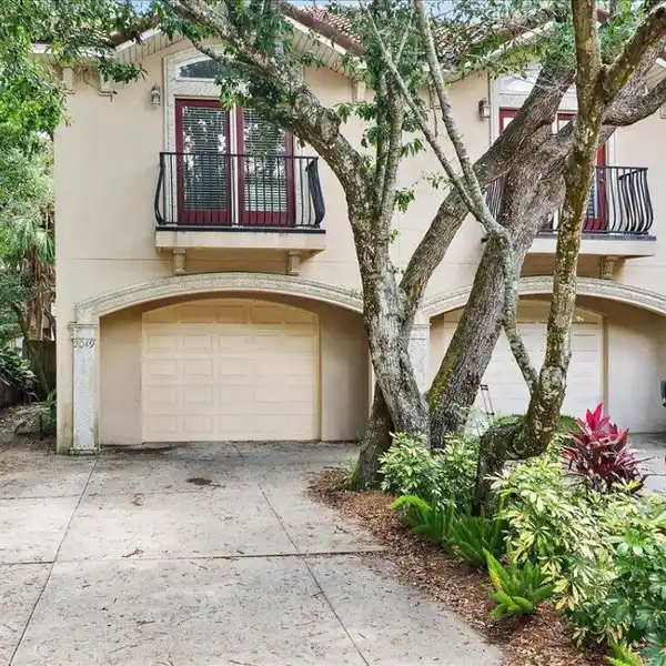 WONDERFUL TOWNHOUSE ONE BLOCK TO THE OCEAN