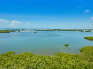 17th-Floor Horizons Residence with Panoramic Views