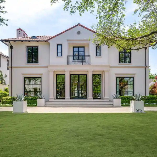 ARCHITECTURAL PEDIGREE WITH MODERN LUXURY