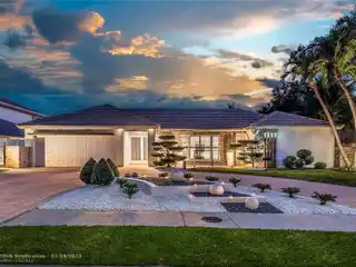 Chic Deepwater Estate in a Desirable Waterfront Setting