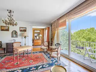 Dual-Aspect Apartment with a Roof Terrace