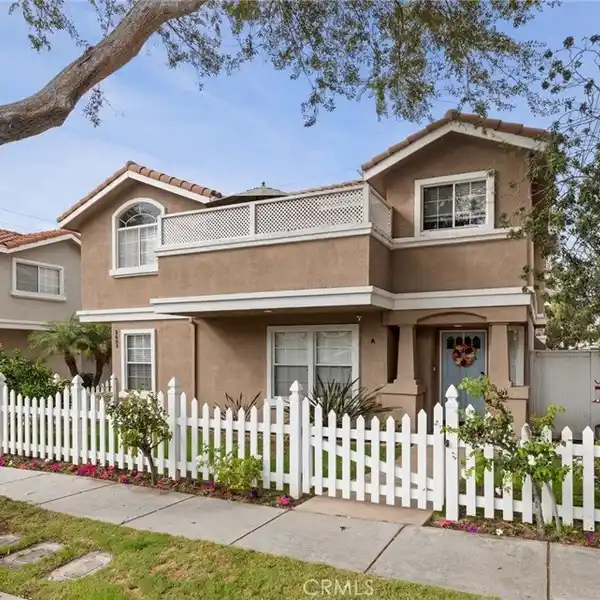 SUNNY SOUTH-FACING FRONT-UNIT TOWNHOME