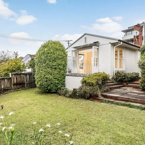ELEGANT REMUERA RETREAT WITH YEAR-ROUND ENTERTAINING