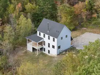 Seamlessly Blends Modern Farmhouse with Modern Design