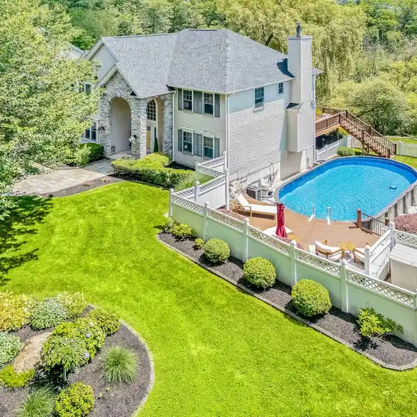 MODERN LAKE RETREAT IN RAIBOW LAKES