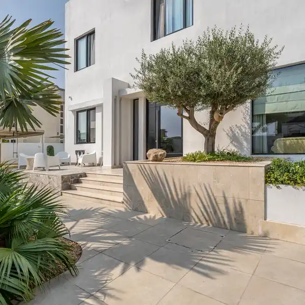 BEAUTIFUL SEVEN BEDROOM HOME IN UMM AL SHEIF