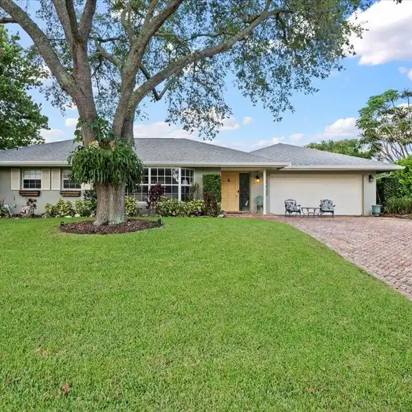 EXPANSIVE POOL HOME IN GARDEN ISLES