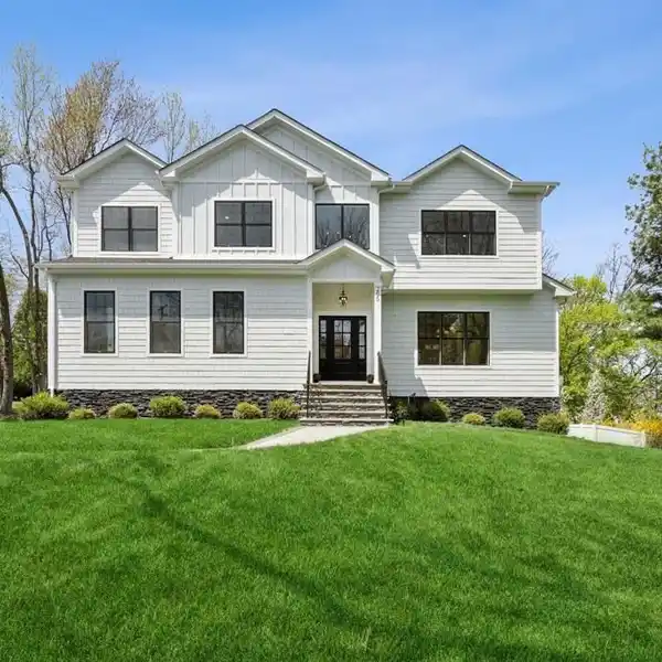 HIGH-END THREE-LEVEL HOME